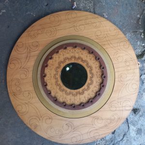 Espejo con grabado en madera